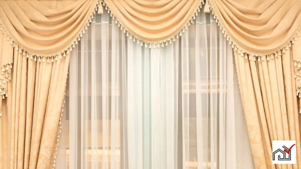 Curtain valance